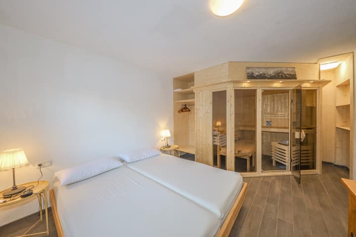 Шале́ Алпина, Сейнт Йохан в Тирол Спалня със сауна