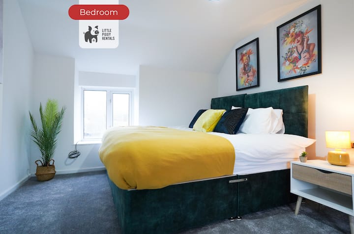Bedroom at Little piggy rentals Lets & Serviced Accommodation
