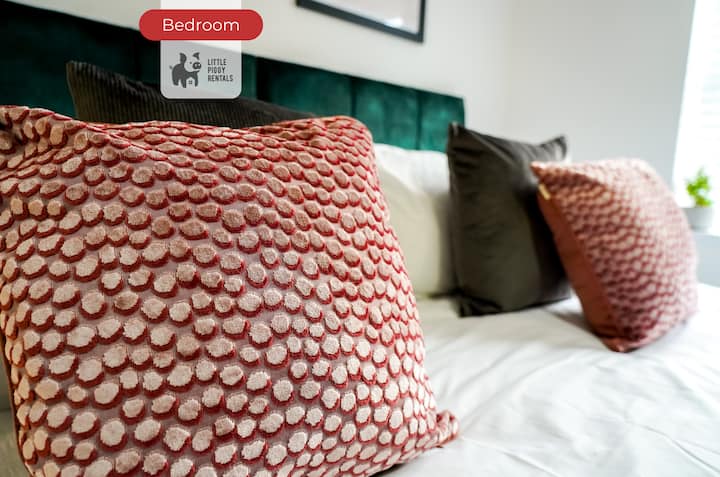 Bedroom at Little piggy rentals Lets & Serviced Accommodation