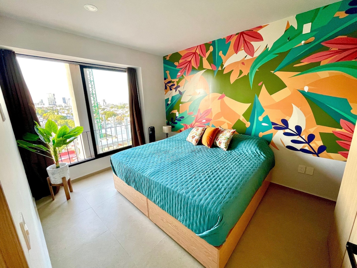 Dhomë gjumi kryesore me krevat dopio "king", dollap, banjë të kompletuar dhe dalje të errët