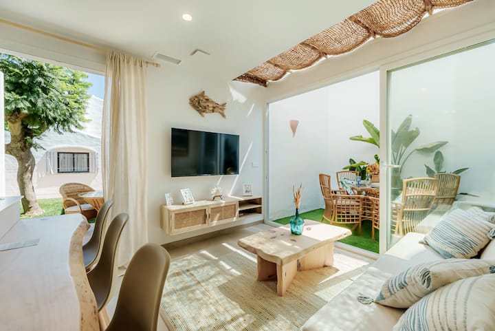 Светъл салон с директен достъп до самостоятелен вътрешен двор – идеален за четене, споделяне или просто за нищо не правене.