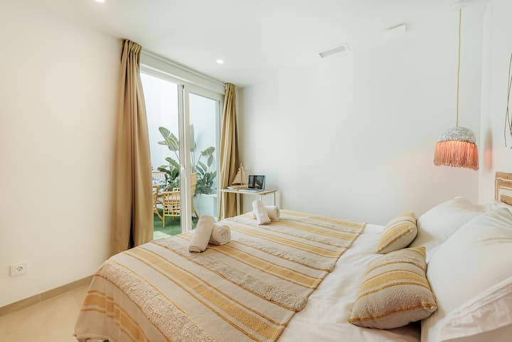 Спокойно, осветено от слънцето място за отдих с голямо двойно легло, създадено за дълбок, спокоен сън.