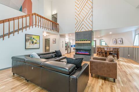 Team Paradise: 7BR + Loft, Locker Room / 19pp