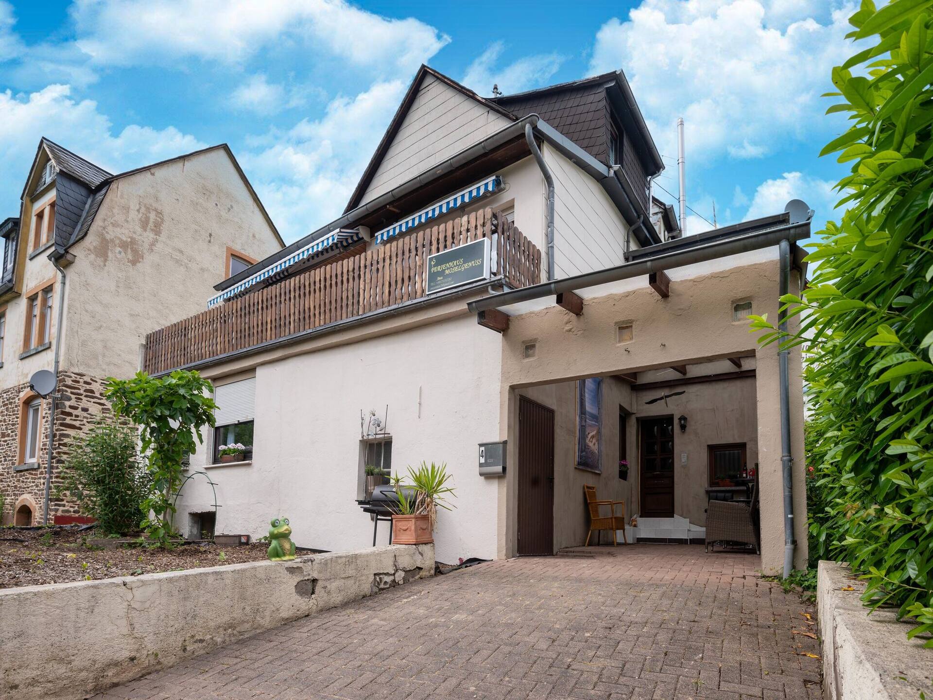 Serene Stay by the Moselle