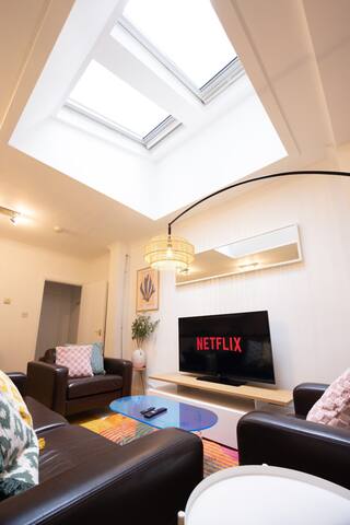 Spacious two-bed apartment 100m from Trafalgar sqr gallery image 2