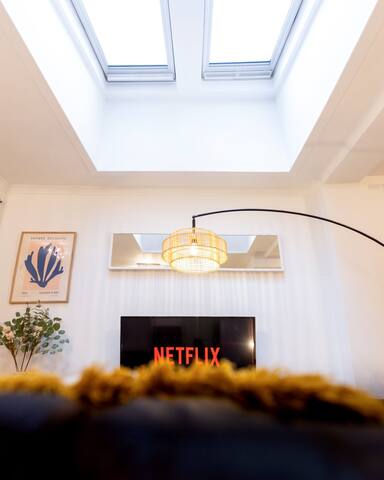 Spacious two-bed apartment 100m from Trafalgar sqr gallery image 3