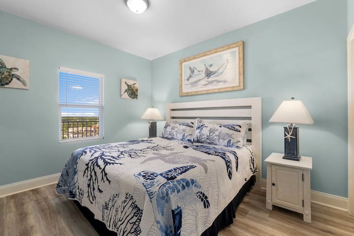 Dormitorio para huéspedes con cama tamaño king y TV de pantalla plana.