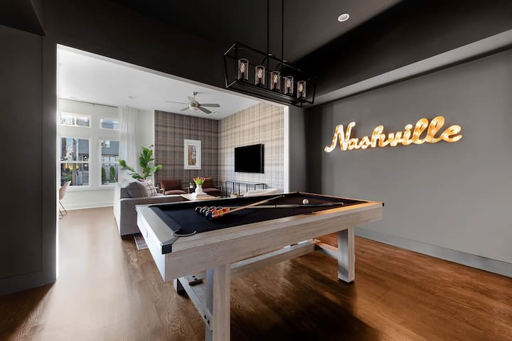 The Hadden House – Rooftop Lounge with Firepit!