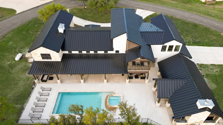 Near Frio~Pool~Hot tub~2 Kitchens~For 30