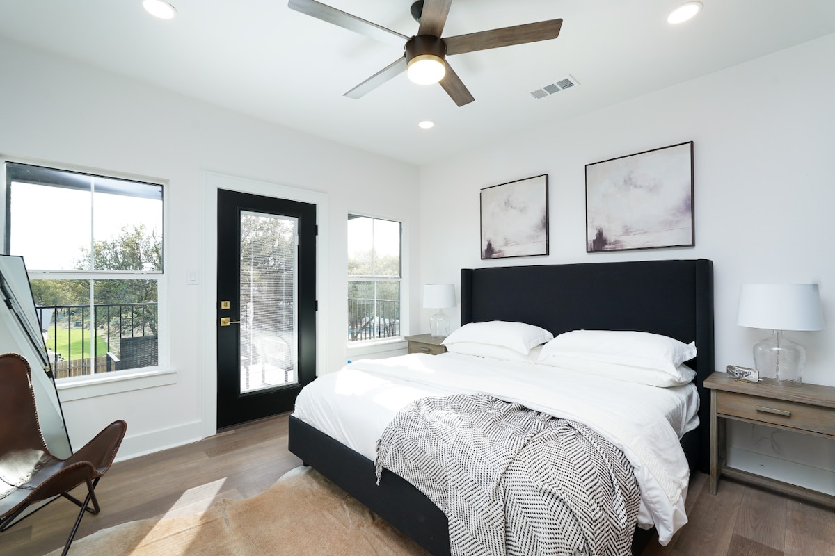 מהזריחה ועד השקיעה, המקלט שלנו בגודל קינג סייז מבטיח לילות שלווים ובקרים מרעננים