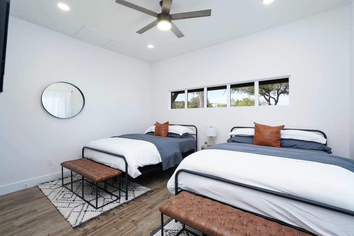 אפשר להכפיל את הנוחות, להכפיל את הכיף – חדר השינה שלנו עם שתי מיטות בגודל מלא מושלם לשיתוף