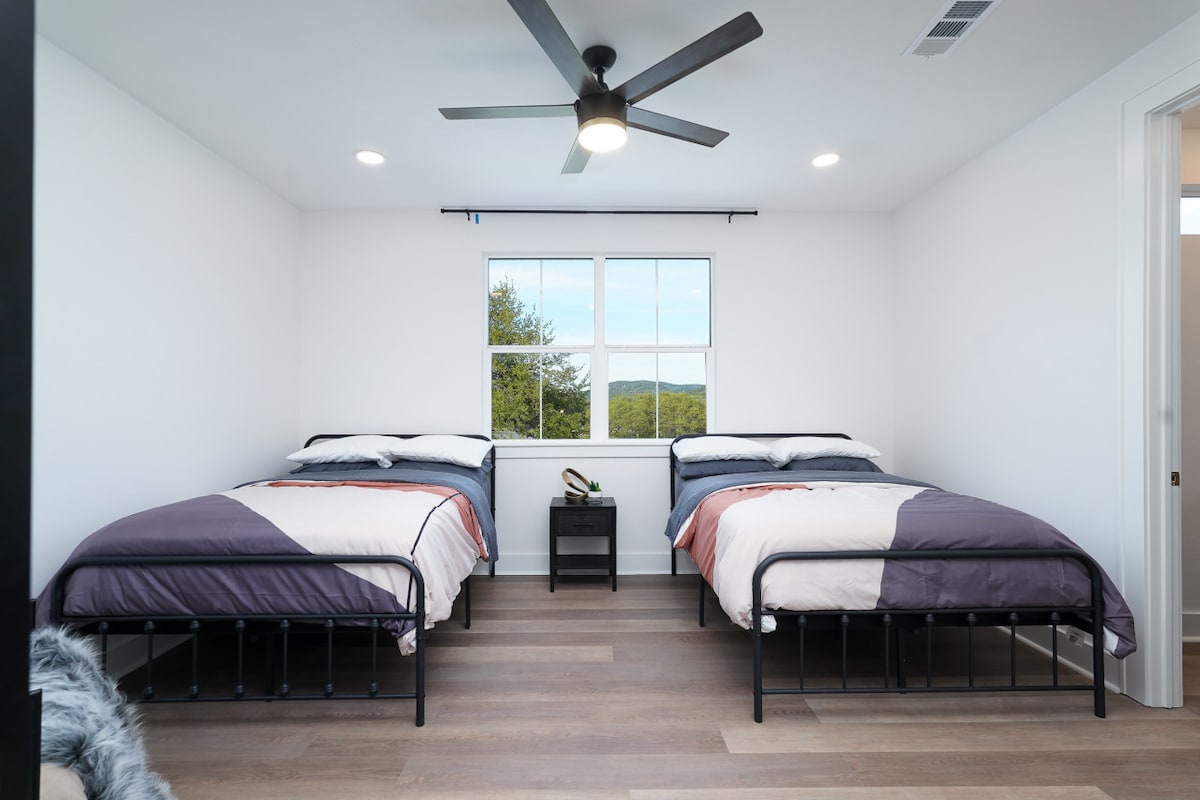 חלומות מתוקים נעשים כאן – חדר השינה שלנו עם שתי מיטות בגודל מלא מציע שפע של מקום ללילה נינוח