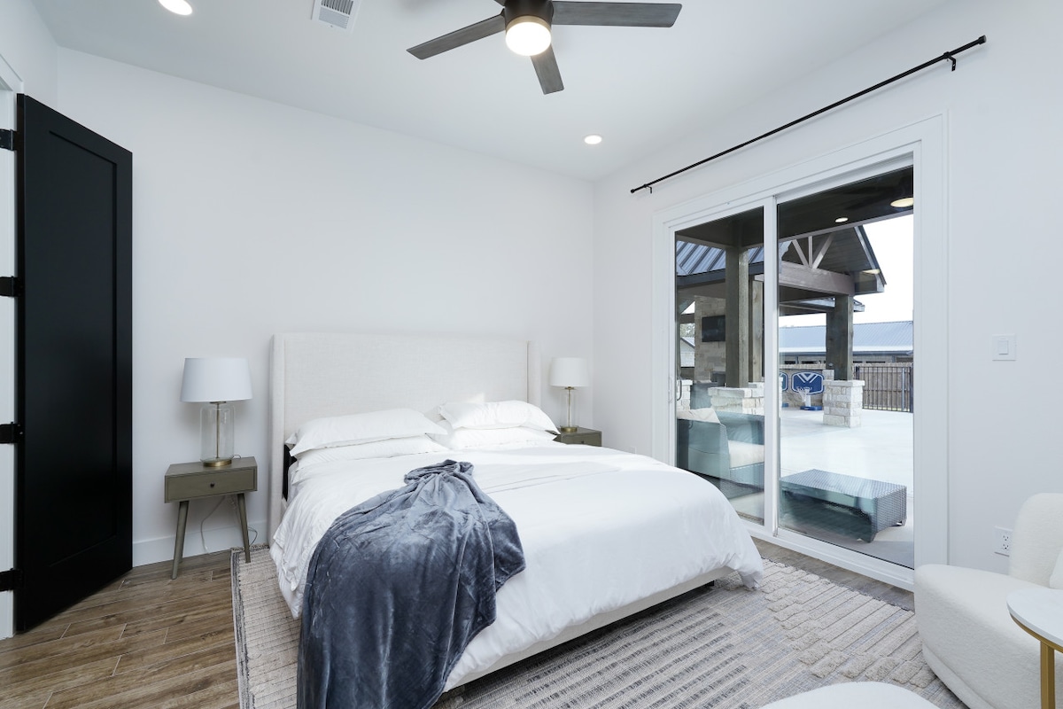 להתפנק ביוקרה ובנוחות במקלט שלנו בגודל קינג סייז – שבו כל לילה הוא מפלט נינוח