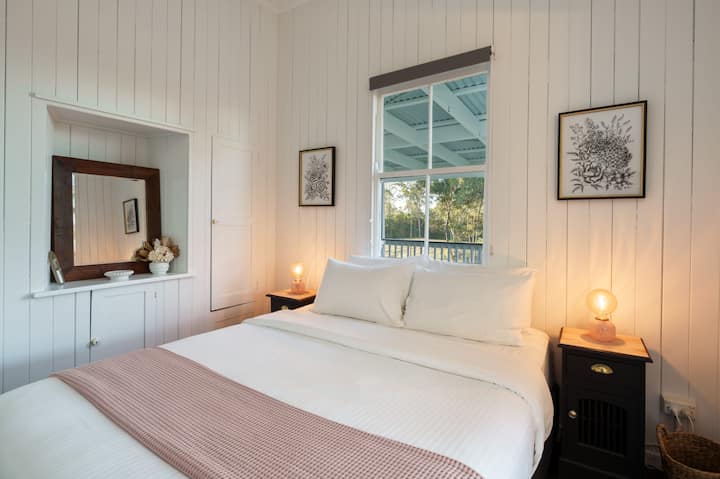 غرفة نوم مريحة بحجم كوين في الطابق العلوي