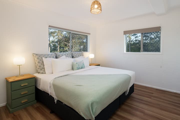 غرفة نوم مريحة بحجم كوين - تقع في الطابق السفلي وتطل على البحيرة