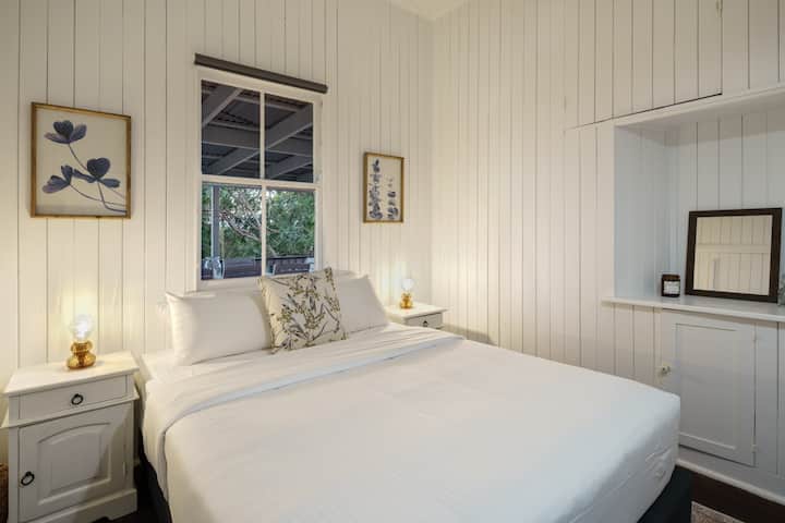 سرير كوين مريح في الطابق العلوي