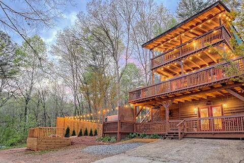 Near Downtown - HotTub, Sauna, Game Room, Fire Pit