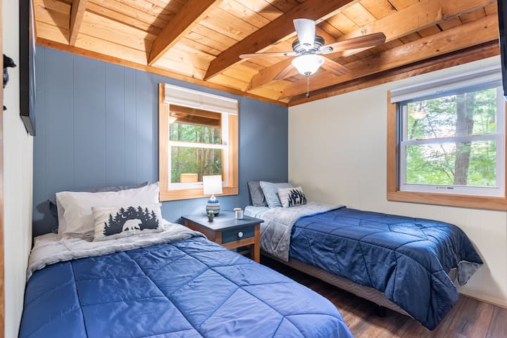 Საძინებელში 2 საწოლია.