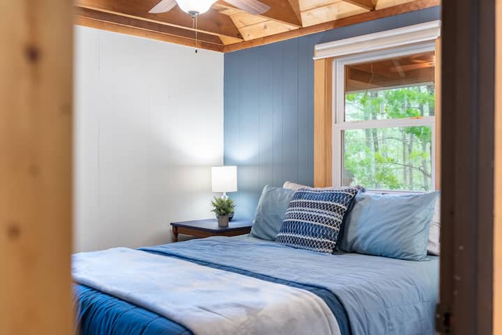 3 საძინებელში არის სრული საწოლი.