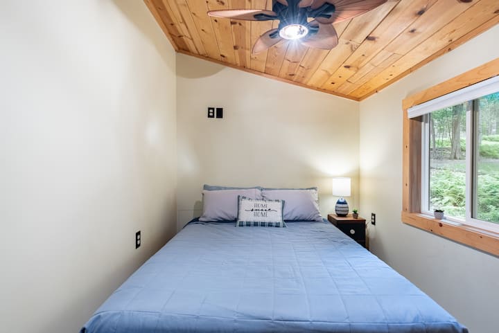 Ძირითად საძინებელში არის სრული საწოლი. 