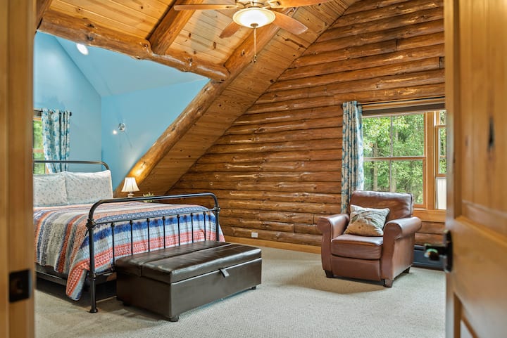 El dormitorio principal cuenta con cama tamaño king, TV y baño privado.