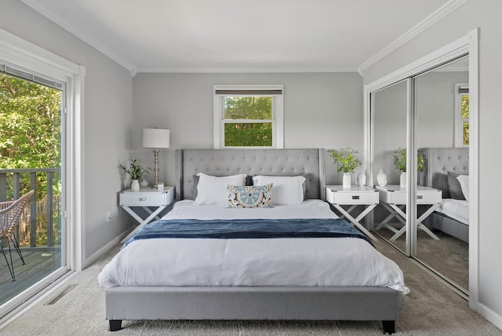 El dormitorio principal cuenta con una cama tamaño king con vistas al lago.