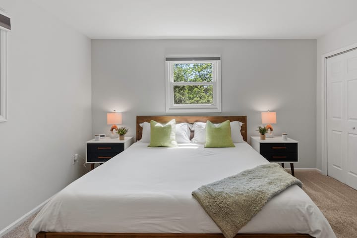 El dormitorio 2 cuenta con una cama tamaño king. 