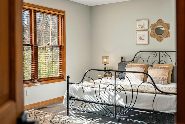 Primarna spavaća soba ima veliki bračni krevet sa spojenom kupaonicom i ugradbenim ormarom.