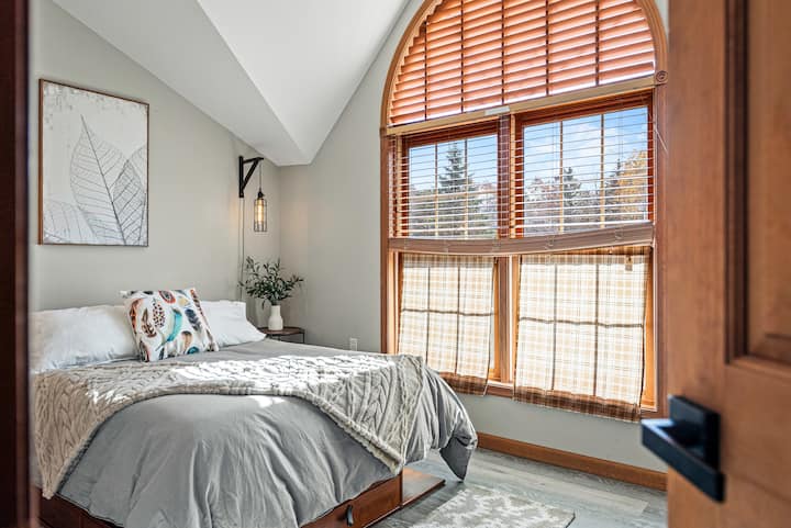 Spavaća soba 3 ima bračni krevet (160x200) sa spojenom kupaonicom.