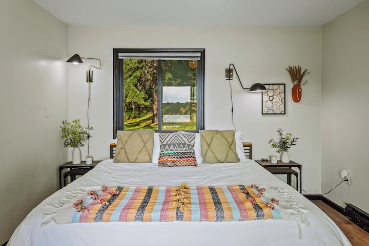 La chambre principale dispose d'un lit king size et d'un accès au balcon.