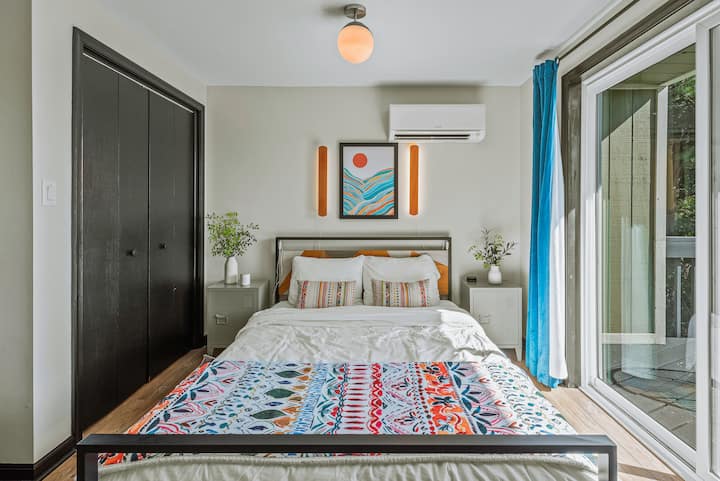 La chambre 2 dispose d'un lit Queen et d'un balcon.