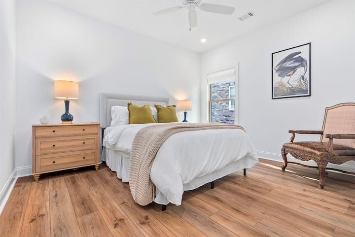 Спална соба со брачен кревет