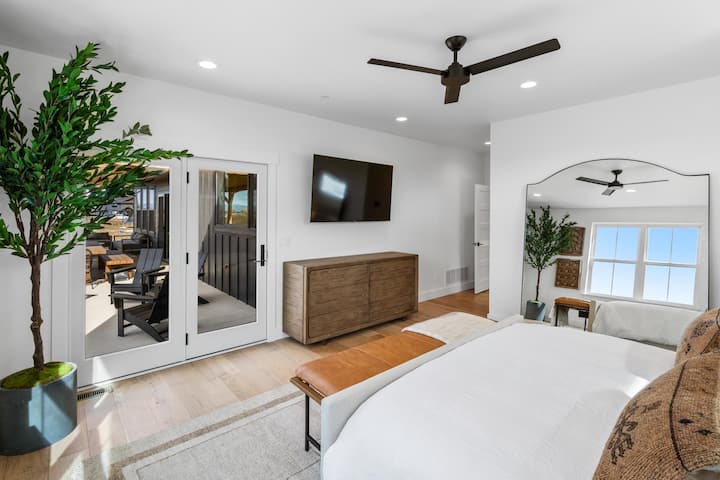 Dormitor la parter cu pat matrimonial