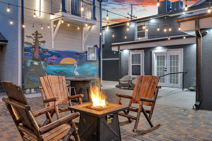 Centrally Located 6-BR Suite near Top Attractions gallery image 3