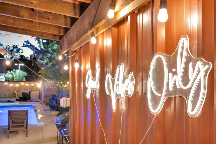 Centrally Located 6-BR Suite near Top Attractions gallery image 5