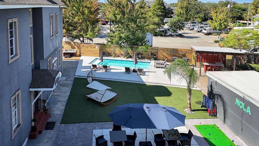 Centrally Located 6-BR Suite near Top Attractions gallery image 4