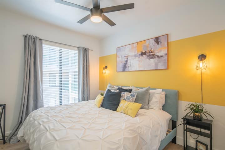 - להתעורר לאור טבעי בחדר השינה הנעים הזה עם נגיעות עיצוב מודרניות - ליהנות מהשילוב של גוונים צהובים, עיצוב אופנתי ומצעים נוחים - חדר מפלט מזמין שנועד לנוחות ומנוחה