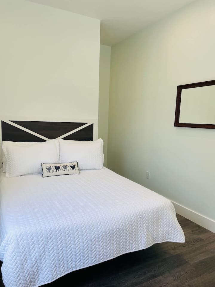 Chumba cha kulala chenye Taa Zilizopunguka na Kutembea kwenye Kabati