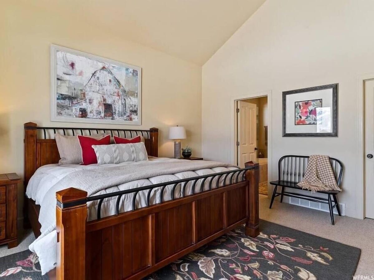 Главниот спален апартман може да се пофали со луксузен брачен кревет, сопствена бања и доволно простор за складирање.