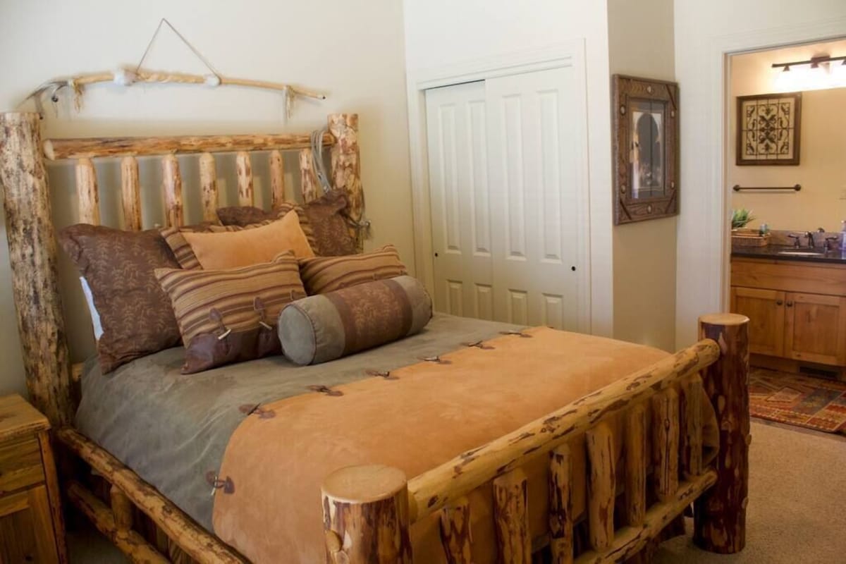 Втората спална соба е опремена со брачен кревет (широк 150-179 см), луксузна постелнина и кадифени перници. Оваа спална соба има сопствена бања.