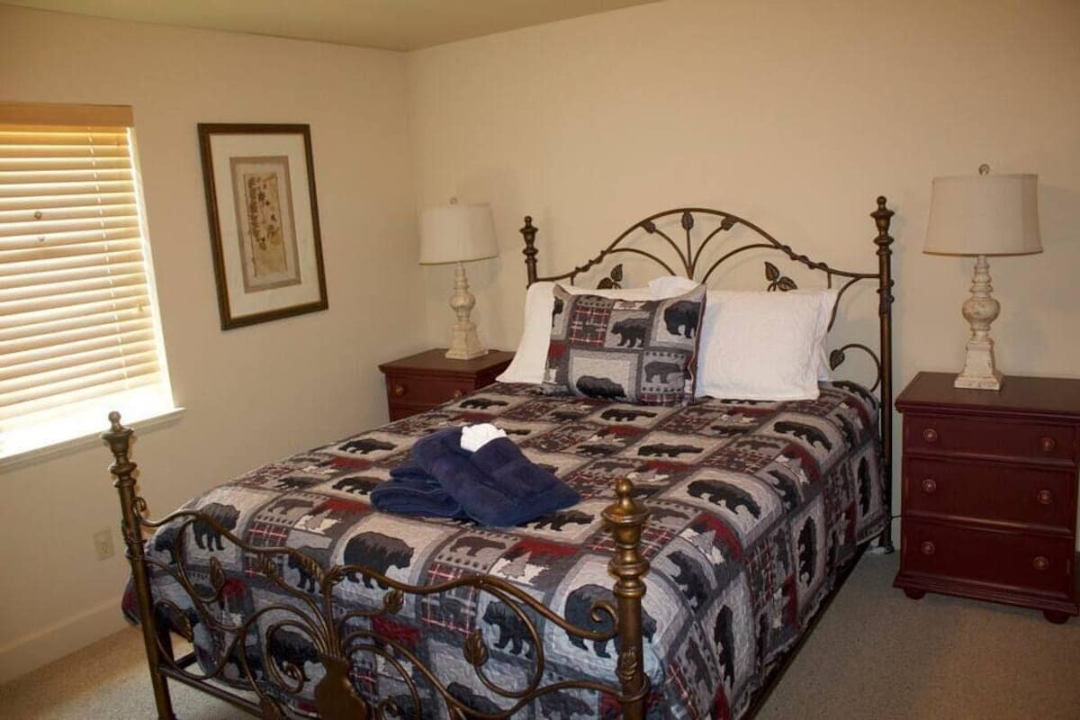 Четвртата спална соба е опремена со брачен кревет (широк 150-179 см), луксузна постелнина и кадифени перници. 