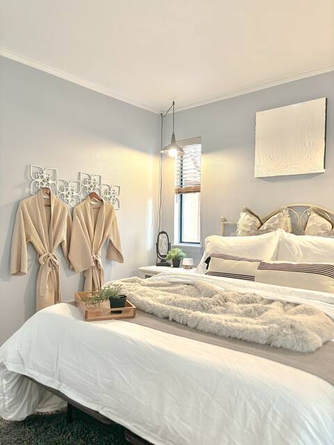 Serene French 1BR| Pool, Gym & Luxe Robes | DTC