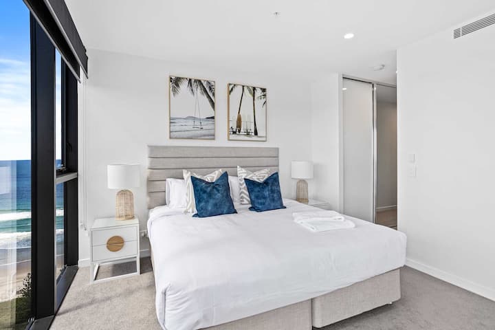 Hlavná spálňa s manželskou posteľou, vstavaným županom a vlastnou kúpeľňou