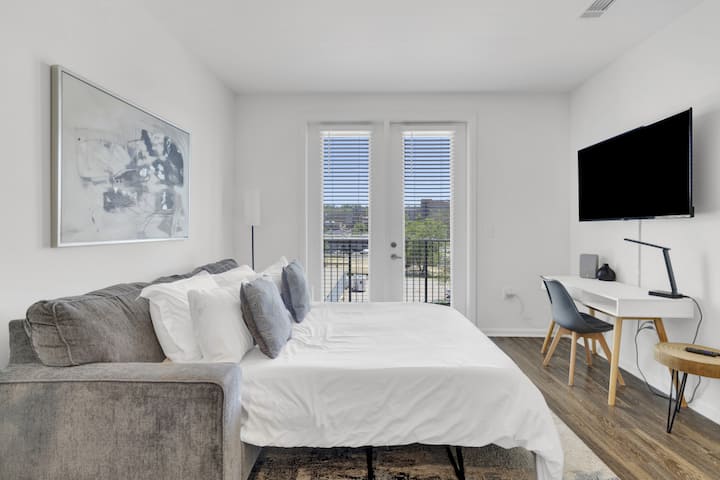 Комфортът среща удобството с този стилен разтегателен диван.