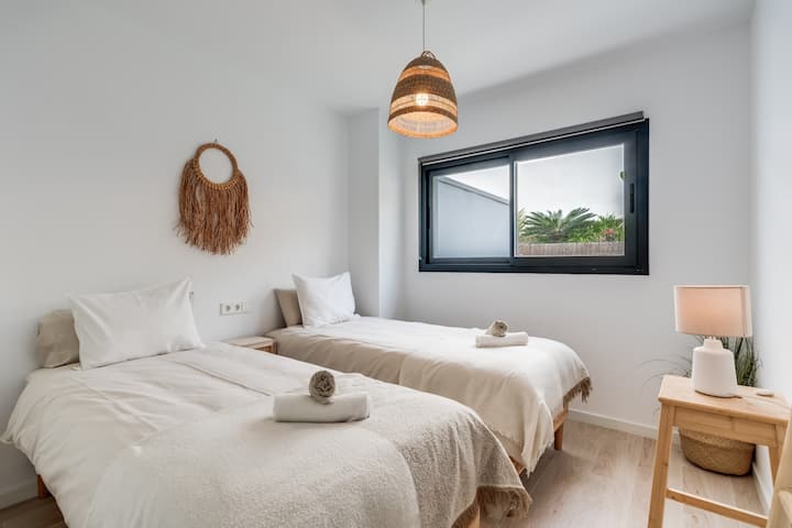 - Светла и просторна стая с 2 отделни легла, идеална за спокоен нощен сън - мекото спално бельо, уютно осветление и естествени текстури създават топло, привлекателно пространство - Събудете се освежени с гледка към зеленина, което прави всяка сутрин спокойна