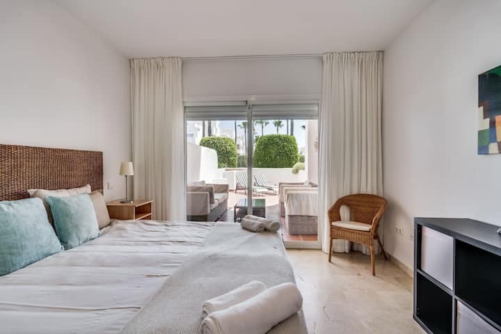 Comfortabele slaapkamer met zacht beddengoed en een terras met uitzicht net buiten de deur