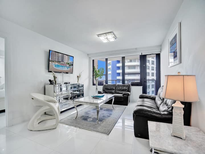 Beachfront Condo W Beach Service /1207 - Miami Beach, FL