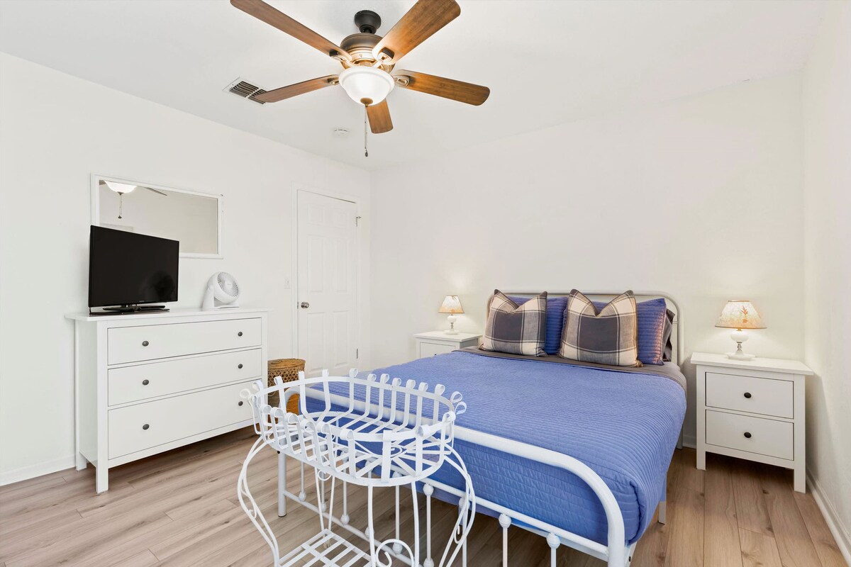 Spavaća soba 2 – bračni krevet (širine 150 – 179 cm), stropni ventilator i TV.