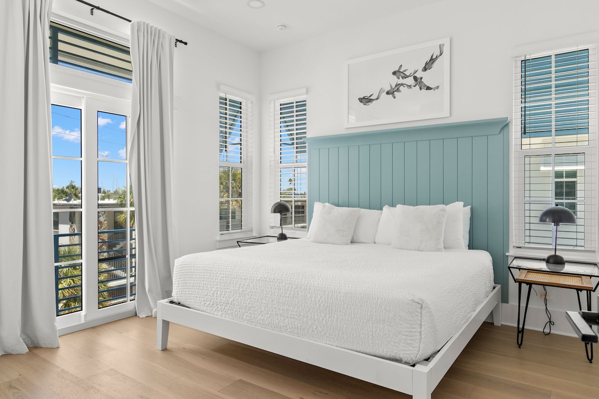 Bračni krevet (širine 180-179 cm), spavaća soba br. 3 sa kupatilom i pametnim TV-om