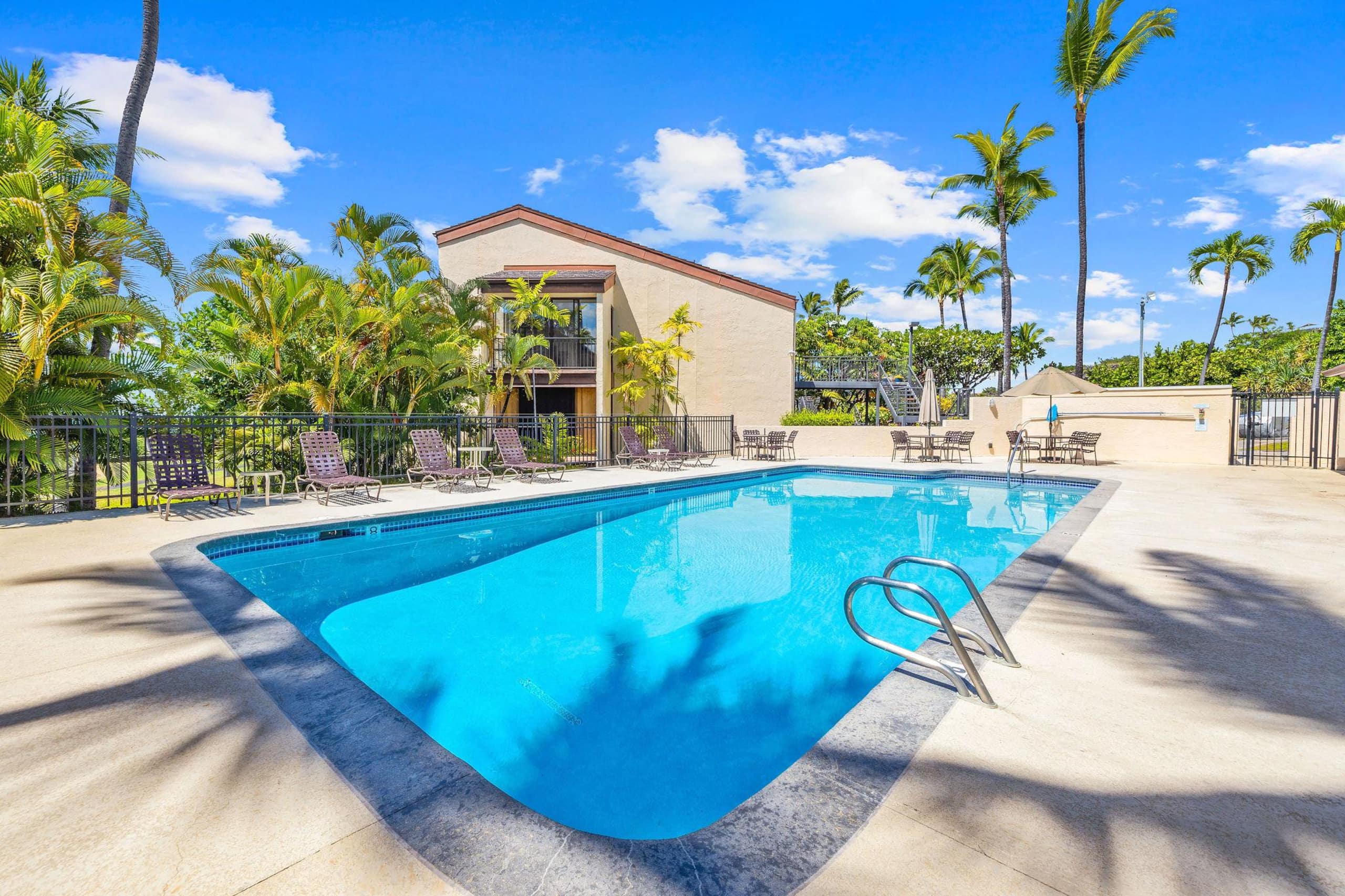 Condo in Kailua-Kona · ★4.67 · 3 bedrooms · 4 beds · 2 private baths - Image 37